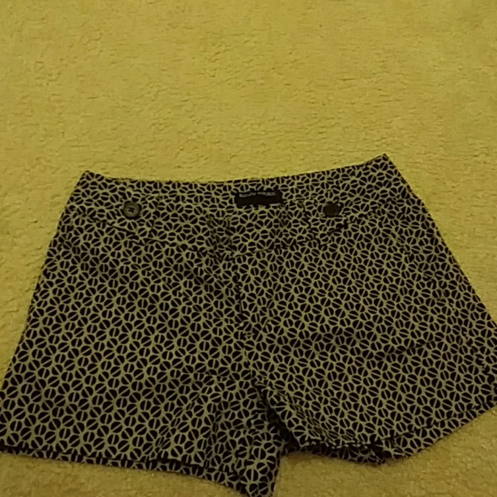 Banana Republic Shorts. Beige and black pattern.